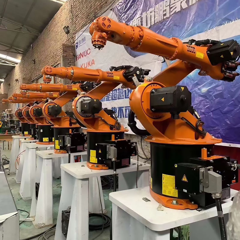 壁 に 装着 さ れ た 6 軸 と IP 65 安全 210 kg の 超 負荷 容量 の KUKA ロボット が 用い られ て い ます!