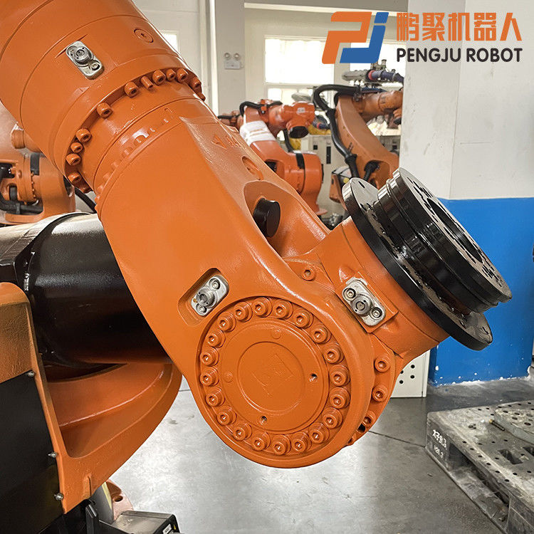 2700 mm 広さ KUKA KR210 精密な彫刻のための使用 KUKA ロボット 6 軸 効率的な磨きと無欠のパレット化