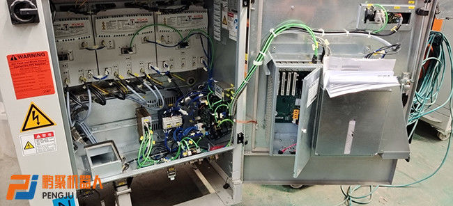 リニューアルされたKuka KR210 ロボットアームC4システム 2700mm Reach 1066 Kg AC380V 電源 洗濯機を並列に洗浄する