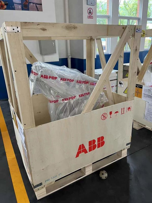 NEW ABB IRB 2600 M2004 12月20日 -1.65/1.85 20kg 弧溶接 プレス加工 部品の積載・卸載 機械加工