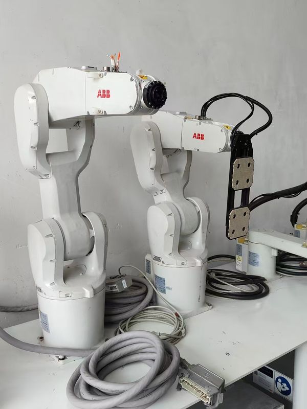 ABB IRB 1200 (5/0.9) パーツの処理,磨き,測定,部品の組み立てのためのロボット