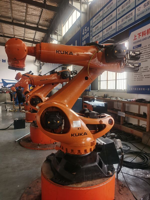 KUKA KR180 R2900 プライム 180kg 有用荷重 2900mm 壁掛けのロードロボットとKRC4 コントローラー 塗装ロボット