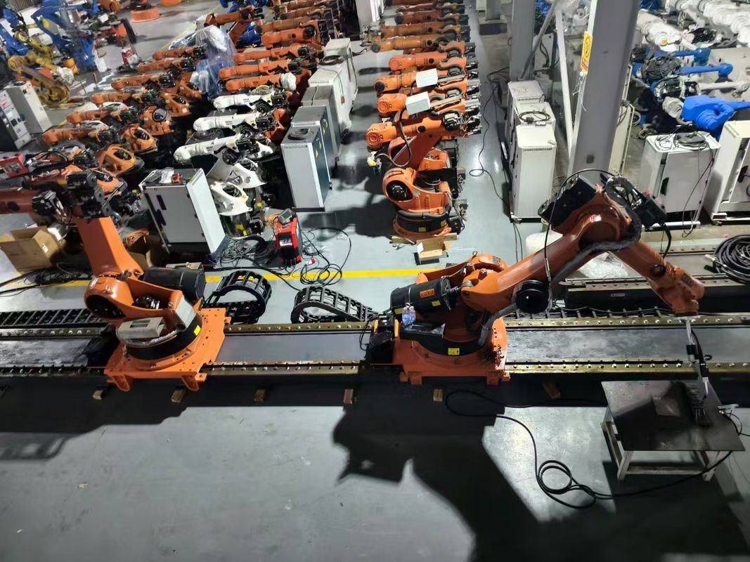 KUKA KR180 R2900 プライム 180kg 有用荷重 2900mm 壁掛けのロードロボットとKRC4 コントローラー 塗装ロボット