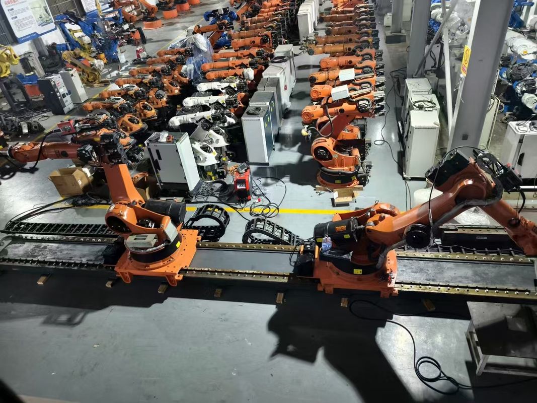製造を最大化するために,使用された KUKA ロボット KR360-3 と KRC4 コントローラー ARC 部品の溶接組成 積載と卸載 切断ロボット
