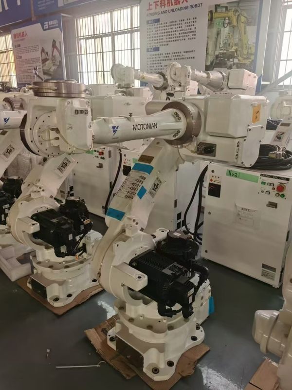 オレンジ色 ロボット用腕 制御器C4と作業範囲1904mmを含む 産業ロボットにおける性能のために設計