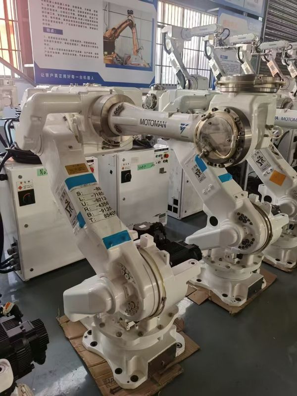 2061mm Reach CR50 XRC 50kg ペイロード モトマンアーチ ウェルディング ロボット パーツのプレス・テンディングとロード・アンロード