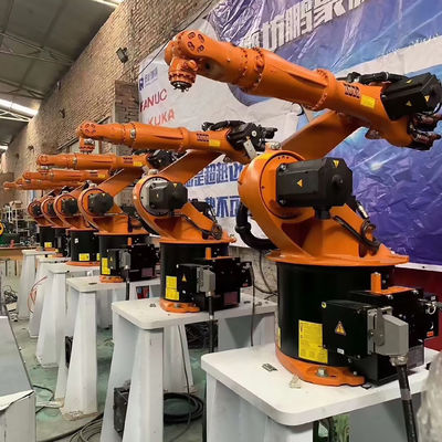 壁 に 装着 さ れ た 6 軸 と IP 65 安全 210 kg の 超 負荷 容量 の KUKA ロボット が 用い られ て い ます!