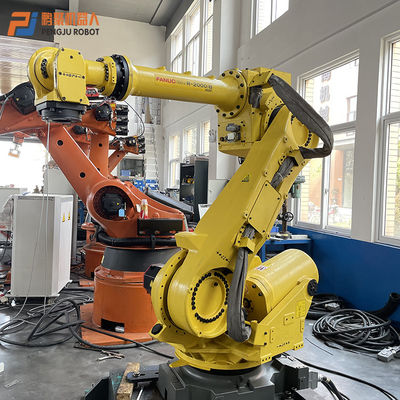 パレットで運搬する秒針FANUCの工業用ロボット2000iB/165Fスポット溶接のロボット腕を扱う