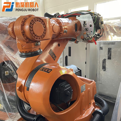 KUKAは荷を積む自動パレットで運搬するロボット工作機械を使用しKUKA KR200の荷を下す