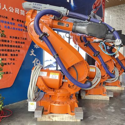 使用されたABBのロボットIRB6640-235/2.55の荷を下す機械ローディング
