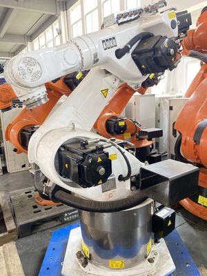 KUKA KR60 HA-CRのきれいな板パレットで運搬するロボット
