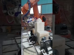 パレットで運搬するKUKA KR210を扱うKukaのロボットを印刷する使用された3d